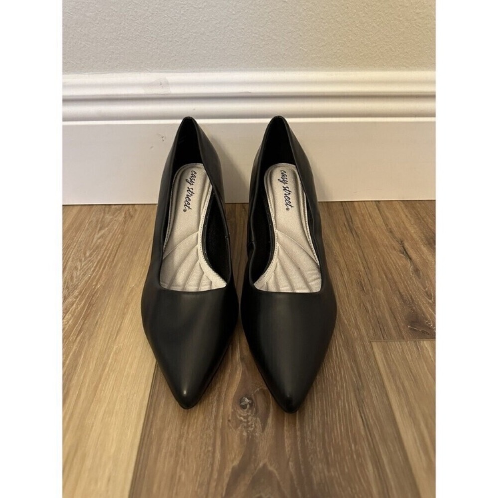 Black Pumps - Picture 2 of 10